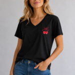 Cherry Love Γυναικείο V-Neck T-Shirt με Κέντημα μαύρο σε μοντέλο