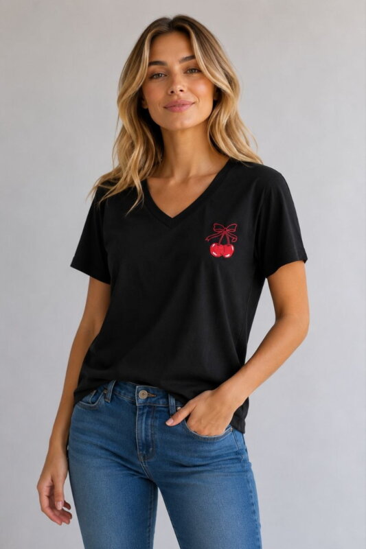 Cherry Love Γυναικείο V-Neck T-Shirt με Κέντημα μαύρο σε μοντέλο