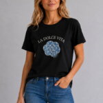 La Dolce Vita Γυναικείο T-Shirt με Denim Flower και Στρας μαύρο σε μοντέλο