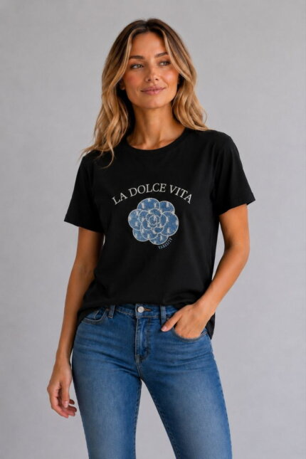 La Dolce Vita Γυναικείο T-Shirt με Denim Flower και Στρας μαύρο σε μοντέλο