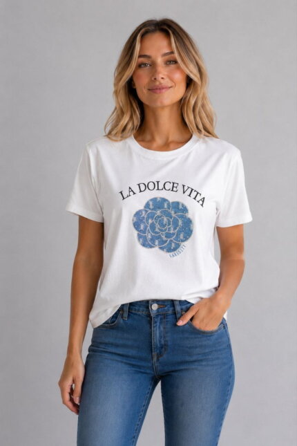 La Dolce Vita Γυναικείο T-Shirt με Denim Flower και Στρας λευκό σε μοντέλο