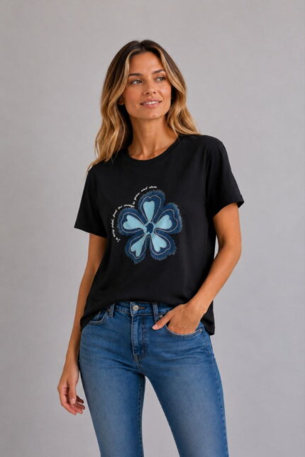 Grow & Shine Γυναικείο T-Shirt με Denim Flower και Strass μαύρο σε μοντέλο