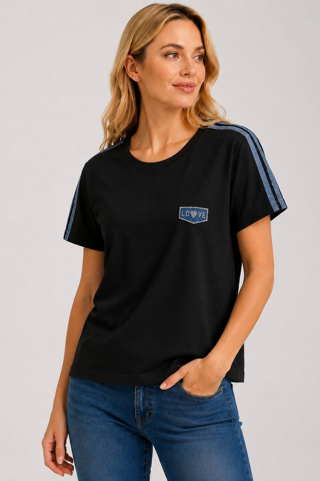 LOVE Γυναικείο T-Shirt με Στρας μαύρο σε μοντέλο LOVE Γυναικείο T-Shirt με Στρας μαύρο σε μοντέλο
