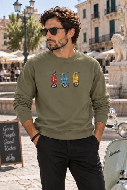 Τρεις Βέσπες unisex φούτερ λαιμόκοψης σε χακί – εξωτερική φωτογράφιση