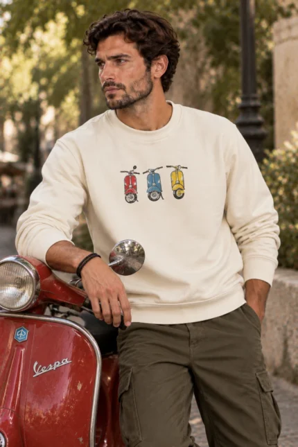 Τρεις Βέσπες unisex φούτερ λαιμόκοψης σε off-white – εξωτερική φωτογράφιση