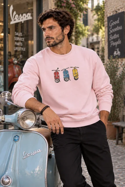 Τρεις Βέσπες unisex φούτερ λαιμόκοψης σε απαλό ροζ – εξωτερική φωτογράφιση