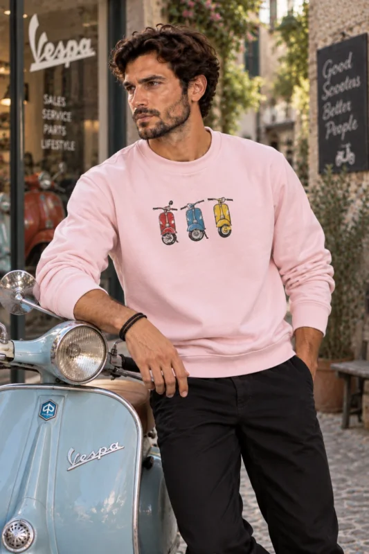 Τρεις Βέσπες unisex φούτερ λαιμόκοψης σε απαλό ροζ – εξωτερική φωτογράφιση