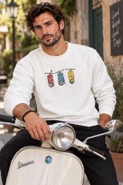 Τρεις Βέσπες unisex φούτερ λαιμόκοψης σε λευκό – εξωτερική φωτογράφιση
